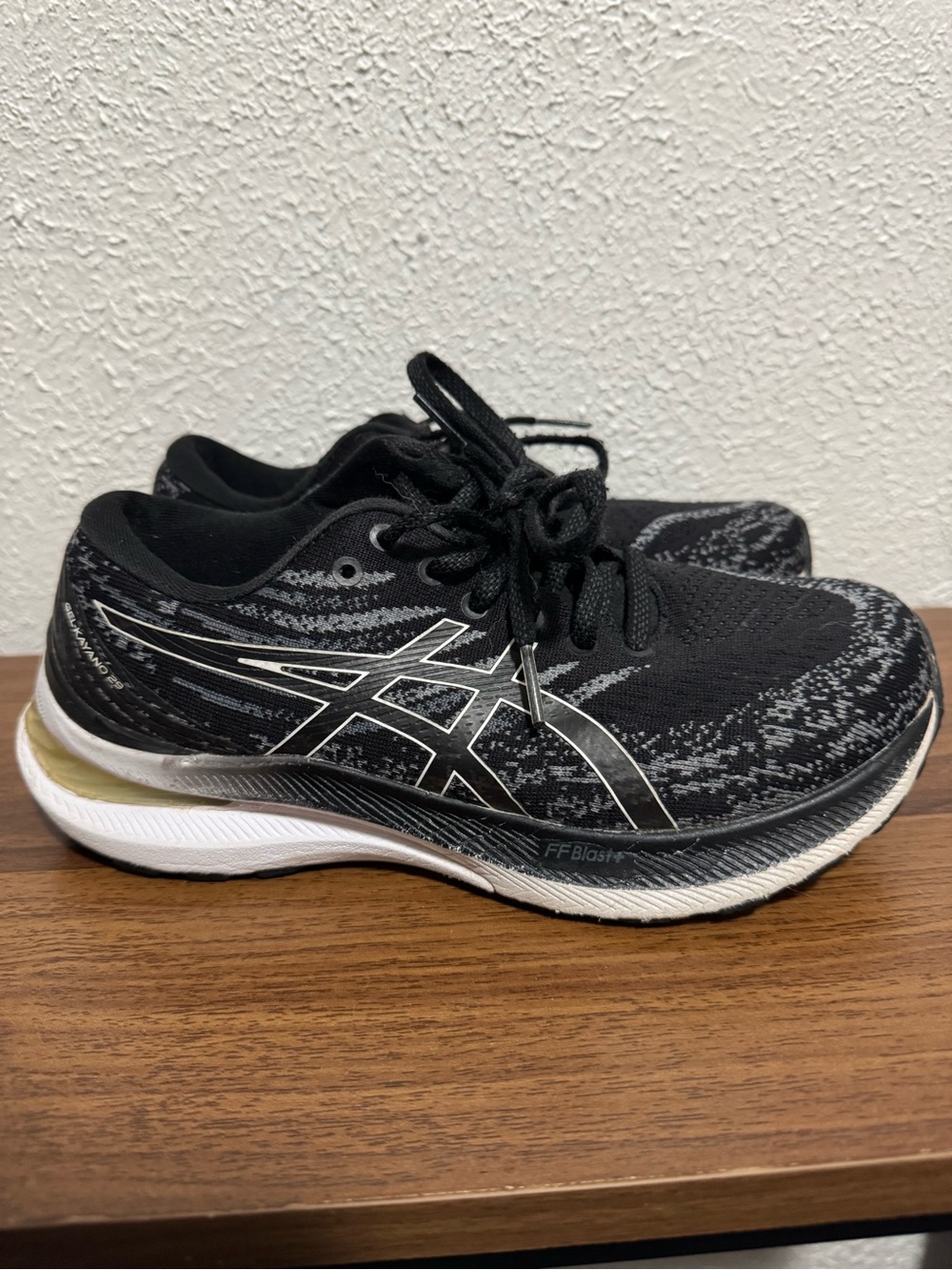 ASICS Women’s Gel-Kayano 29 Running Sneakers Black And White Size 6 Wide - Picture 2 of 8